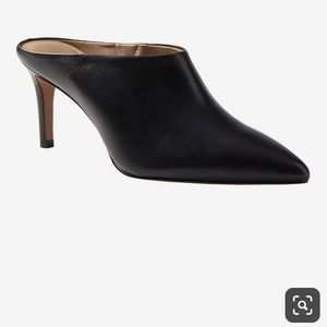 Banana Republic Black Mules
•Women’s Size 7.5